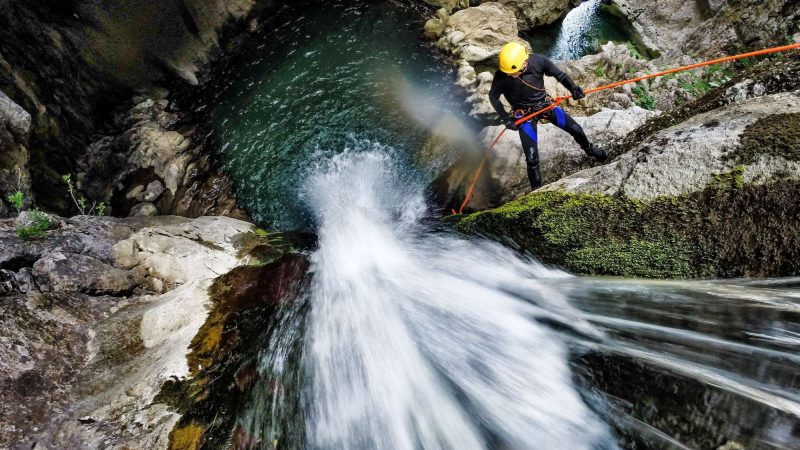 Comment se déroule une descente en canyoning ?